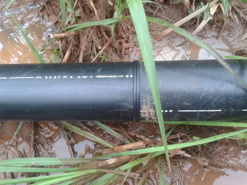 Tubulação PEAD da captação para irrigação em Paranapanema SP