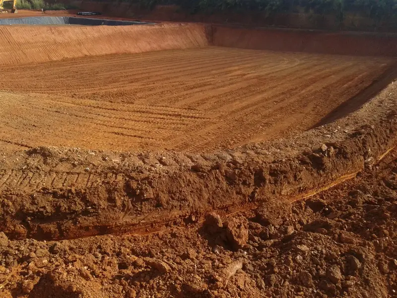 Etapa da construção do reservatório com geomembrana em Araxá MG