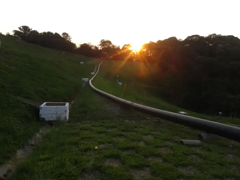 Tubulação PEAD soldada no aterro Via Solo em Rio Negrinho SC ao entardecer