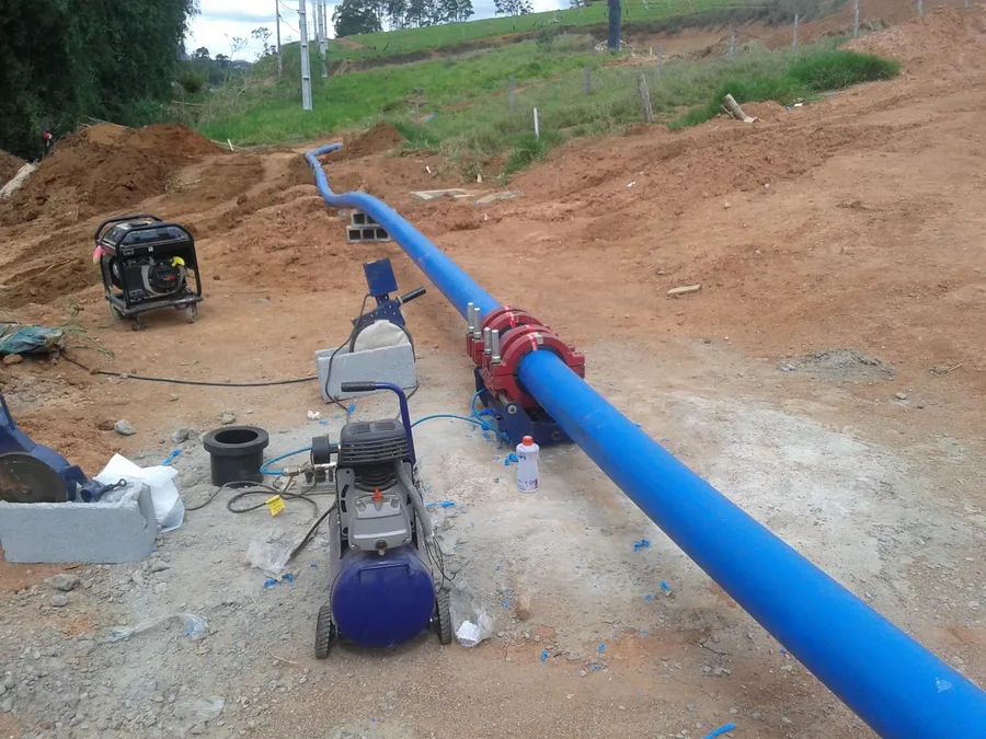 Rede de água em tubo PEAD sendo instalada em Bragança Paulista SP