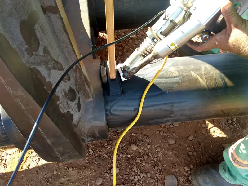 Solda por extrusão manual em derivação de tubo PEAD com extrusora