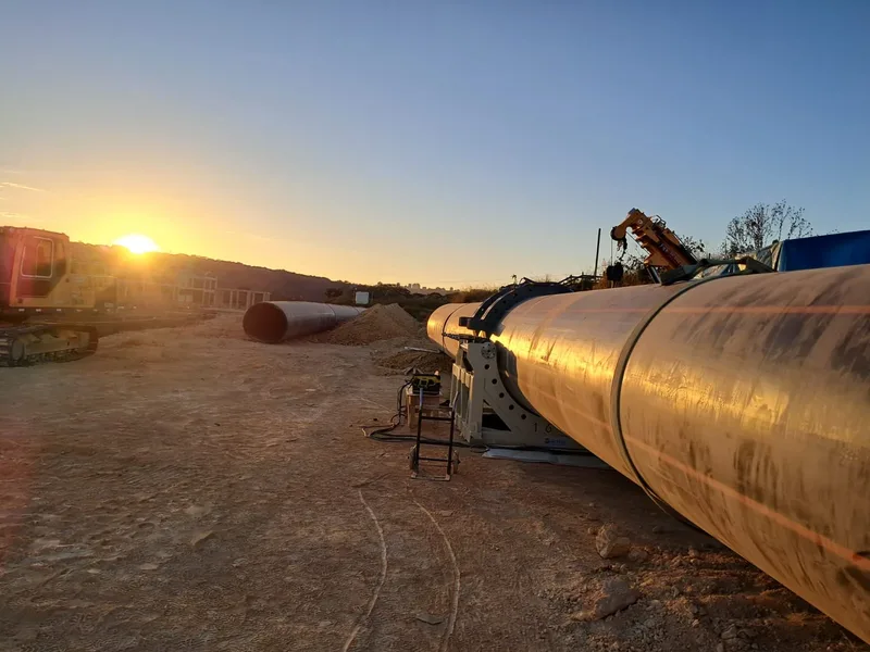Trecho de tubo PEAD de 1600mm soldado, obra ao pôr do sol