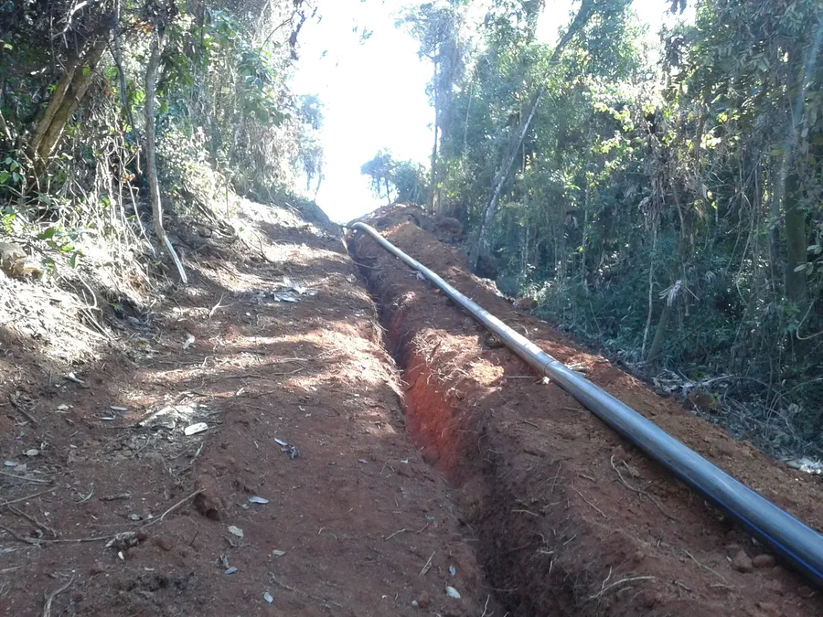 Linha de tubos PEAD soldados na obra de Brumadinho MG